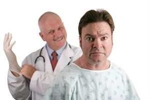 O médico realiza un exame dixital da próstata do paciente antes de prescribir o tratamento para a prostatite